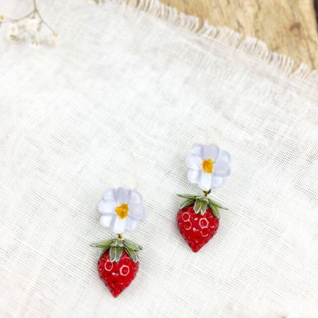 Ciléa Paris - Boucle d'oreille Fraise Botanica – Fleur / Tige (Oreilles percées)