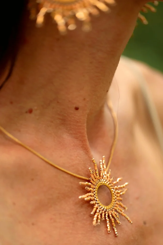 boutique valdyria apollisia solaris collier sautoir plan proche profil 682x1024 1 valdyria.com - Collier à Pendentif Apollisia Solaris