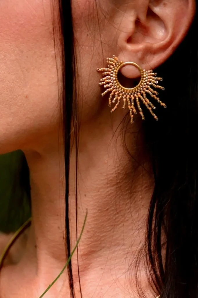 boutique valdyria apollisia solaris petites boucles oreilles plan tres proche 682x1024 1 valdyria.com - Petites Boucles D’oreilles Apollisia Solaris