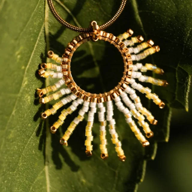 valdyria.com - Collier à Pendentif Mira Helia