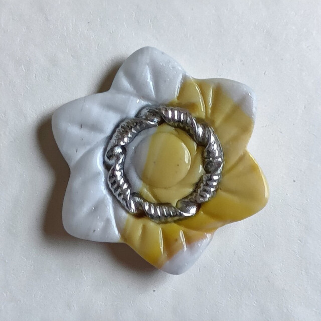 L’Atelier de Patricia - Cache bouton chemise -fleur argent – Dégradé jaune et blanc