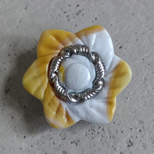L’Atelier de Patricia - Cache bouton chemise -fleur argent – Dégradé jaune et blanc