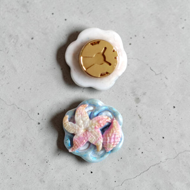 L’Atelier de Patricia - Cache bouton chemise - coquillages – Bleu et rose