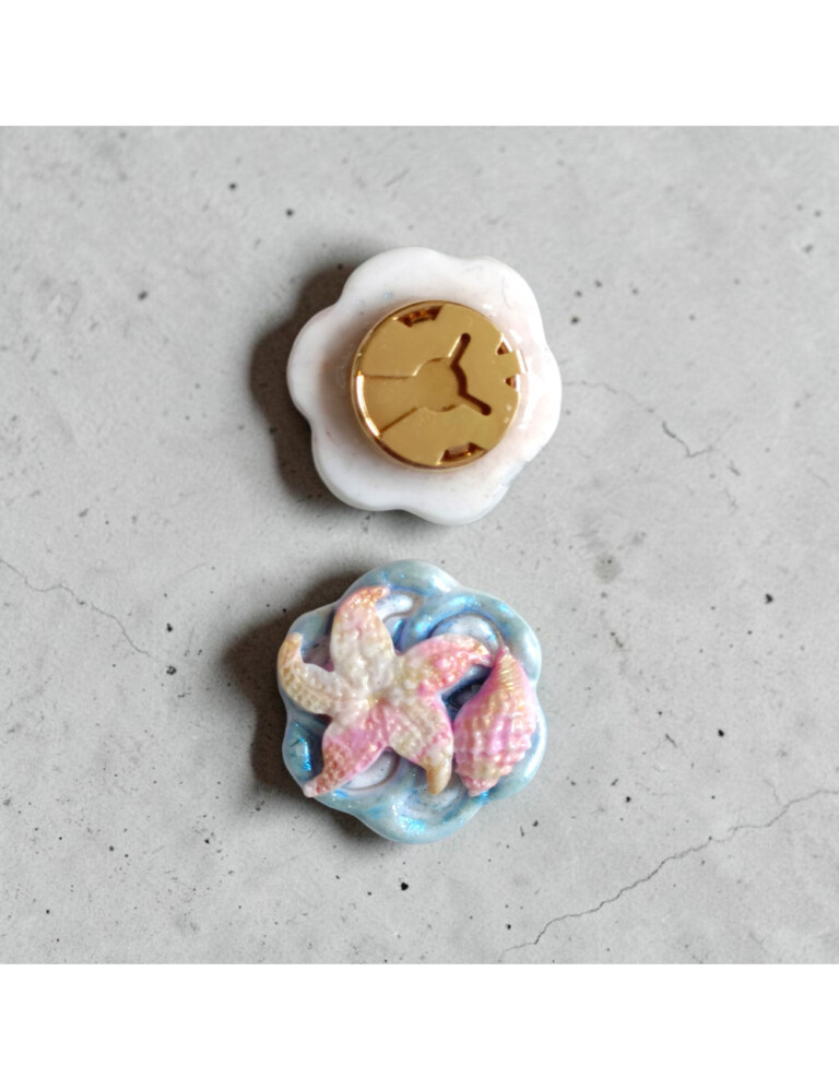 L’Atelier de Patricia - Cache bouton chemise - coquillages – Bleu et rose