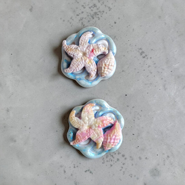 L’Atelier de Patricia - Cache bouton chemise - coquillages – Bleu et rose