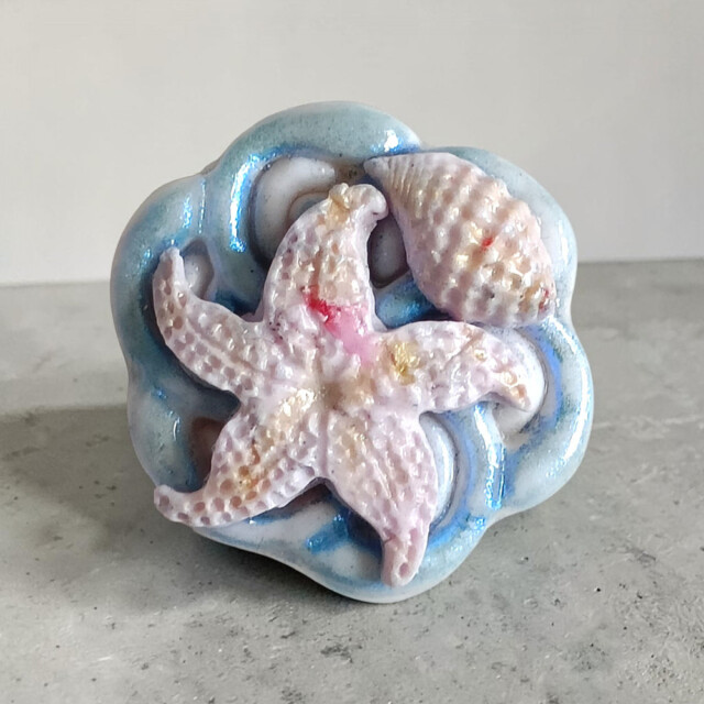 L’Atelier de Patricia - Cache bouton chemise - coquillages – Bleu et rose