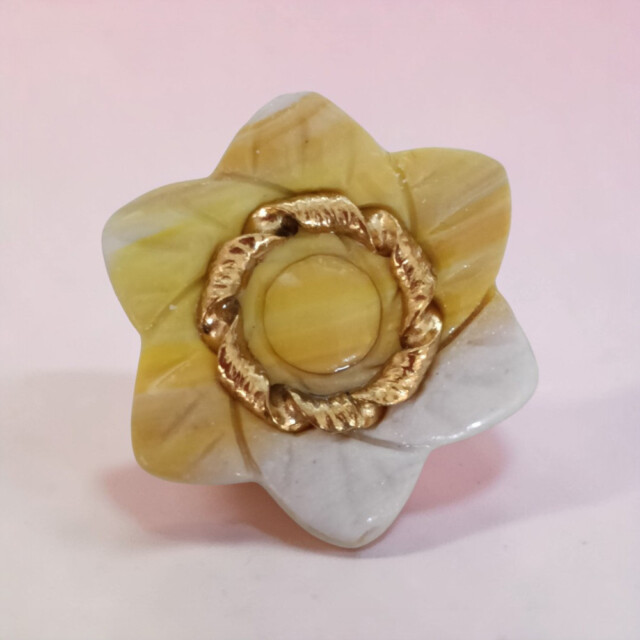 L’Atelier de Patricia - Cache bouton chemise - fleur doré – Dégradé jaune et blanc