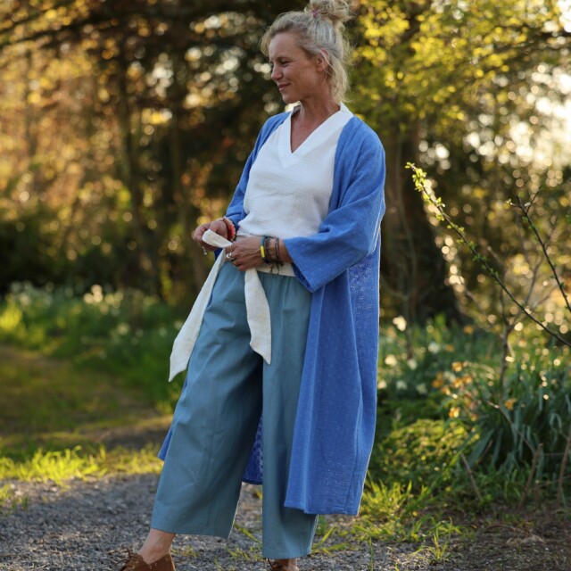 Calixte – Double gaze de coton brodé bleu roi par la marque Quintessence Quintessence - Calixte – Double gaze de coton brodé bleu roi
