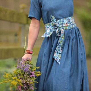 Ceinture Anita Fleurs d’indigo par la marque Quintessence Quintessence - Ceinture Anita Fleurs d’indigo