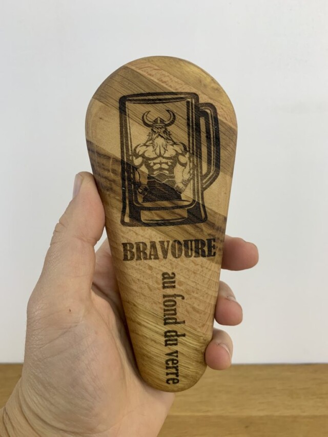 Décapsuleur “Bravoure au fond du verre” par la marque Sève et Copeaux Sève et Copeaux - Décapsuleur “Bravoure au fond du verre”