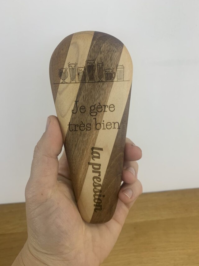 Décapsuleur “Je gère très bien la pression” par la marque Sève et Copeaux Sève et Copeaux - Décapsuleur “Je gère très bien la pression”
