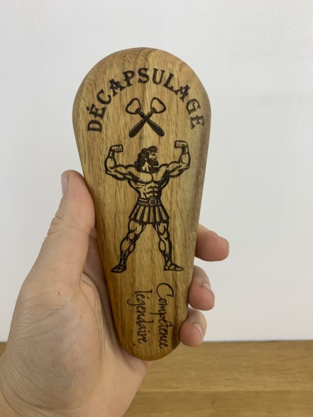 Sève et Copeaux - Décapsuleur “Décapsulage : compétence légendaire”