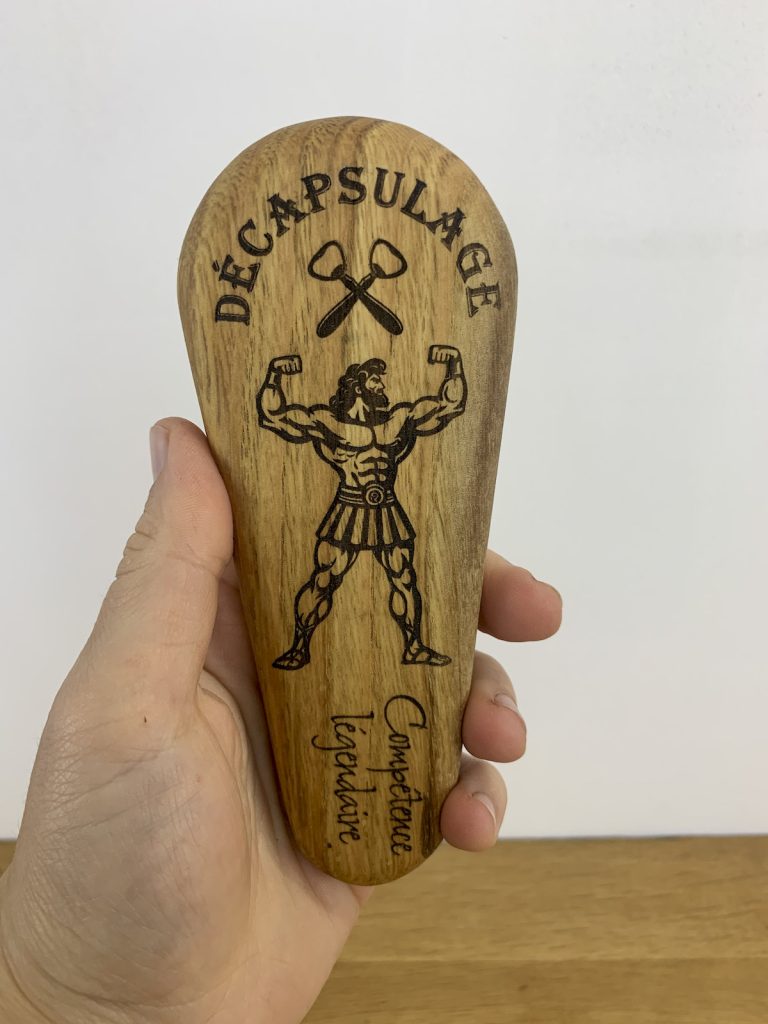 decapsuleur bois massif original 49 artisanal 768x1024 1 Sève et Copeaux - Décapsuleur "Décapsulage : compétence légendaire"