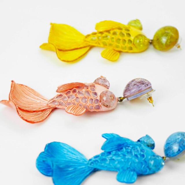 Ciléa Paris - Boucles d’oreilles pendantes poisson Koï – Noir / Tige (Oreilles percées)