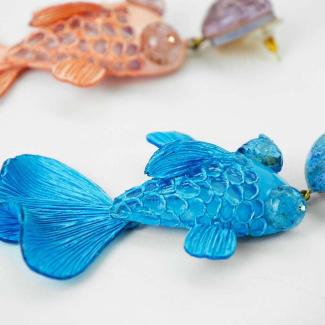Ciléa Paris - Boucles d’oreilles pendantes poisson Koï – Noir / Tige (Oreilles percées)