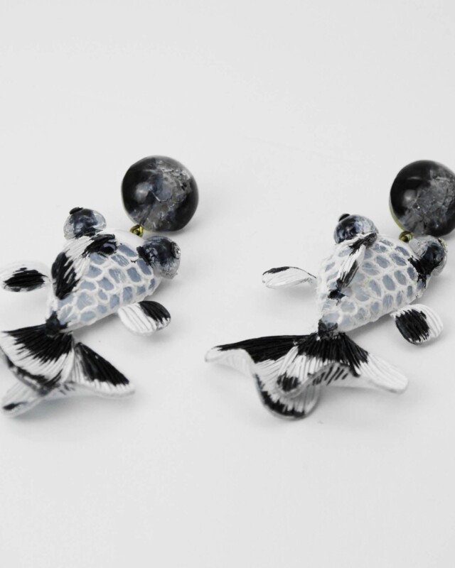Ciléa Paris - Boucles d’oreilles pendantes poisson Koï – Noir / Tige (Oreilles percées)