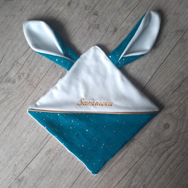 La Fabrique A DeDeuh - Doudou lapin personnalisé 20x20cm avec Prénom et/ou Date de naissance gaze de coton et minky – Sans nœud / Juste le prénom