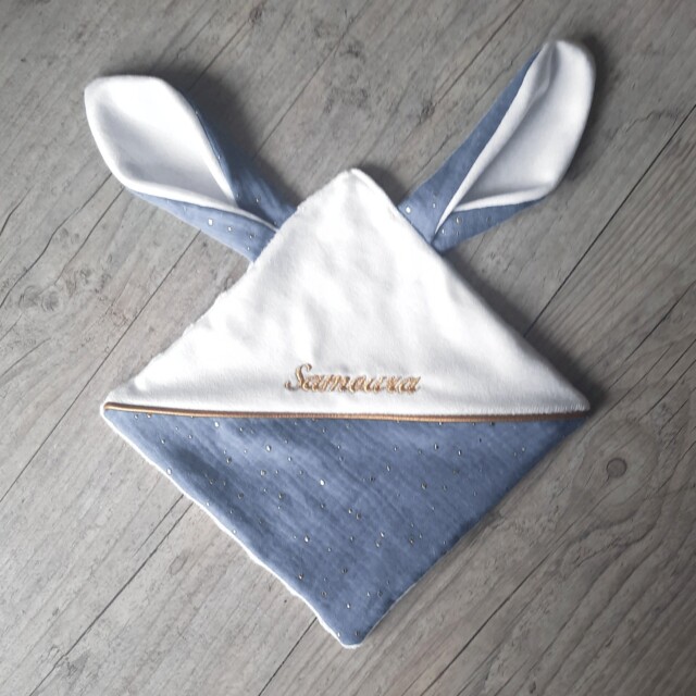 La Fabrique A DeDeuh - Doudou lapin personnalisé 20x20cm avec Prénom et/ou Date de naissance gaze de coton et minky – Sans nœud / Juste le prénom