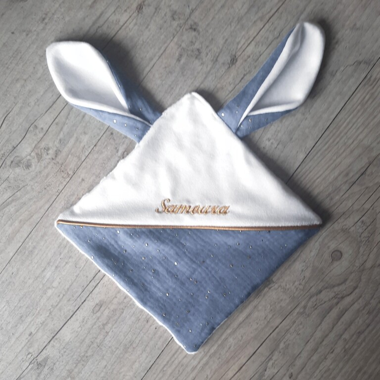 La Fabrique A DeDeuh - Doudou lapin personnalisé 20x20cm avec Prénom et/ou Date de naissance gaze de coton et minky – Sans nœud / Juste le prénom