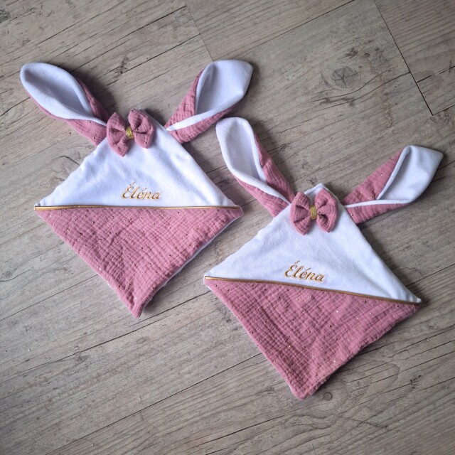 La Fabrique A DeDeuh - Doudou lapin personnalisé 20x20cm avec Prénom et/ou Date de naissance gaze de coton et minky – Sans nœud / Juste le prénom