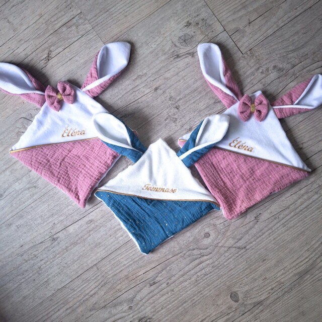 La Fabrique A DeDeuh - Doudou lapin personnalisé 20x20cm avec Prénom et/ou Date de naissance gaze de coton et minky – Sans nœud / Juste le prénom
