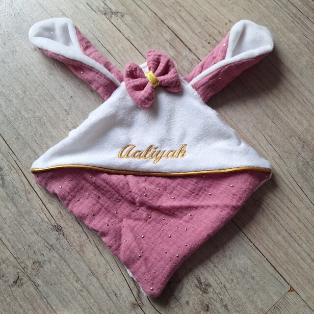 La Fabrique A DeDeuh - Doudou lapin personnalisé 20x20cm avec Prénom et/ou Date de naissance gaze de coton et minky – Sans nœud / Juste le prénom