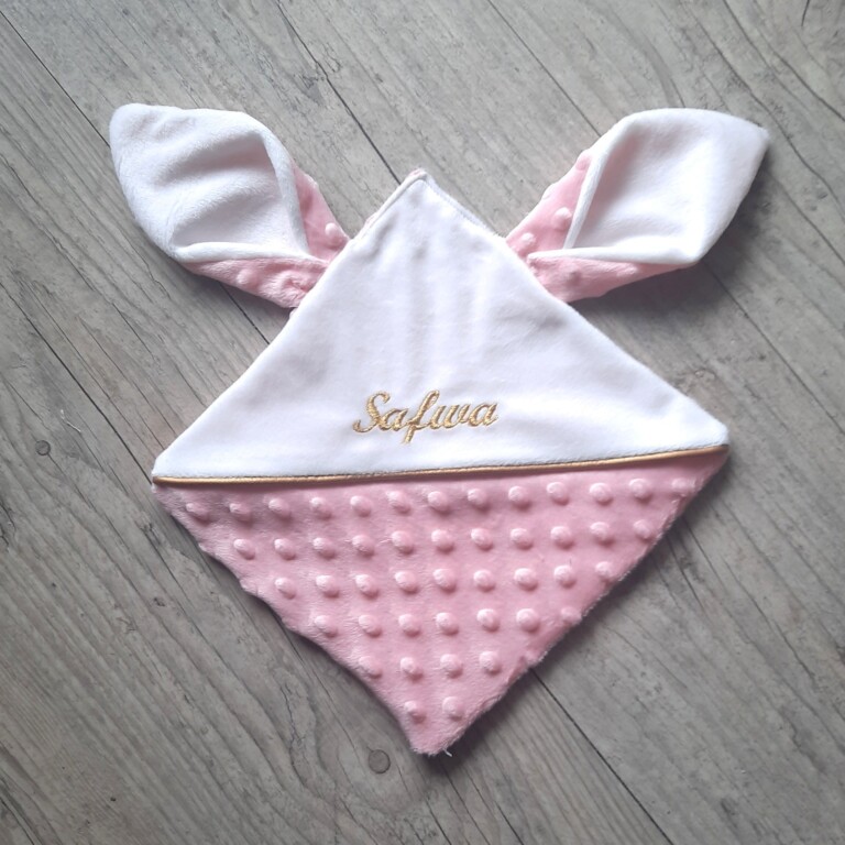 La Fabrique A DeDeuh - Doudou lapin personnalisé 20x20cm avec Prénom et/ou Date de naissance tout en minky – Sans nœud / Juste le prénom