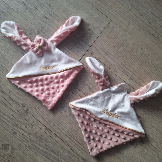 La Fabrique A DeDeuh - Doudou lapin personnalisé 20x20cm avec Prénom et/ou Date de naissance tout en minky – Sans nœud / Juste le prénom