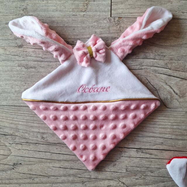 La Fabrique A DeDeuh - Doudou lapin personnalisé 20x20cm avec Prénom et/ou Date de naissance tout en minky – Sans nœud / Juste le prénom