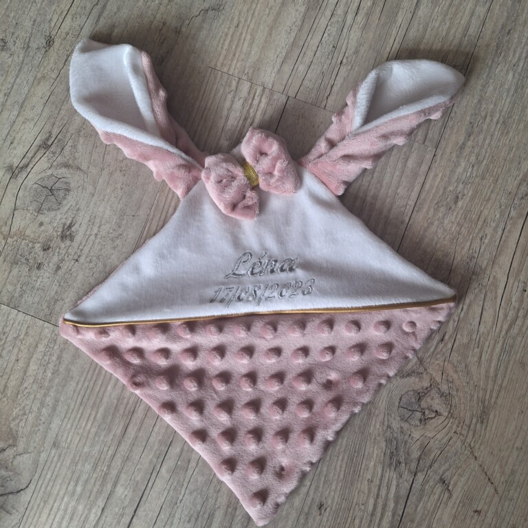 La Fabrique A DeDeuh - Doudou lapin personnalisé 20x20cm avec Prénom et/ou Date de naissance tout en minky – Sans nœud / Juste le prénom