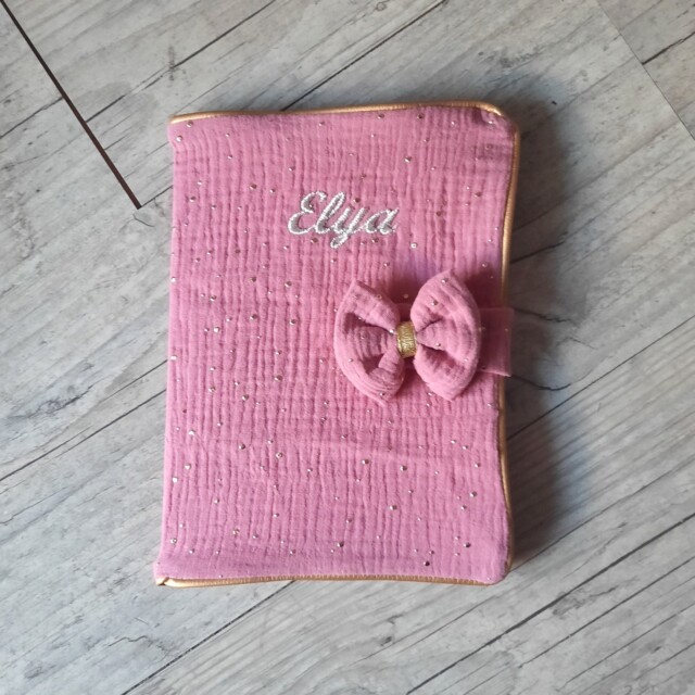 La Fabrique A DeDeuh - Protège carnet de santé personnalisé en tissu gaze de coton avec Prénom et/ou Date de naissance – Sans nœud / Juste le prénom