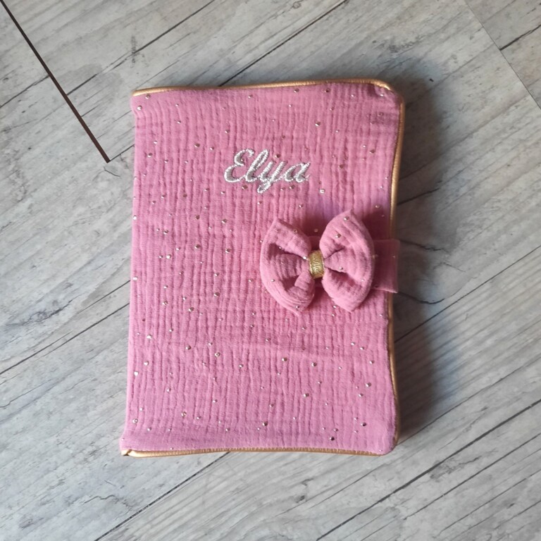 La Fabrique A DeDeuh - Protège carnet de santé personnalisé en tissu gaze de coton avec Prénom et/ou Date de naissance – Sans nœud / Juste le prénom