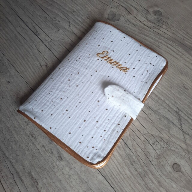 La Fabrique A DeDeuh - Protège carnet de santé personnalisé en tissu gaze de coton avec Prénom et/ou Date de naissance – Sans nœud / Juste le prénom