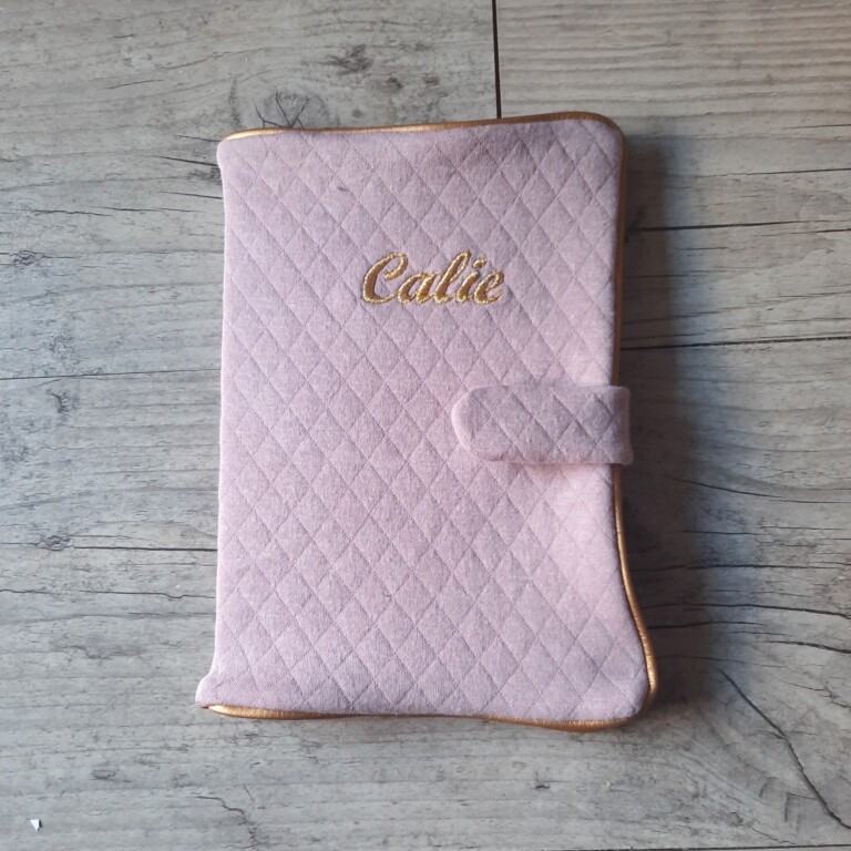 La Fabrique A DeDeuh - Protège carnet de santé personnalisé en tissu matelassé avec Prénom et/ou Date de naissance – Sans nœud / Juste le prénom