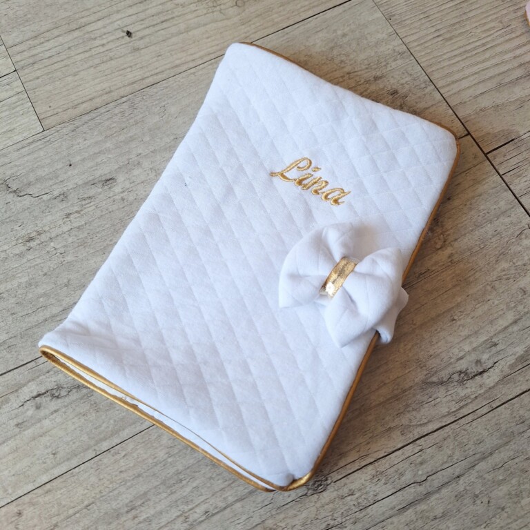 La Fabrique A DeDeuh - Protège carnet de santé personnalisé en tissu matelassé avec Prénom et/ou Date de naissance – Sans nœud / Juste le prénom
