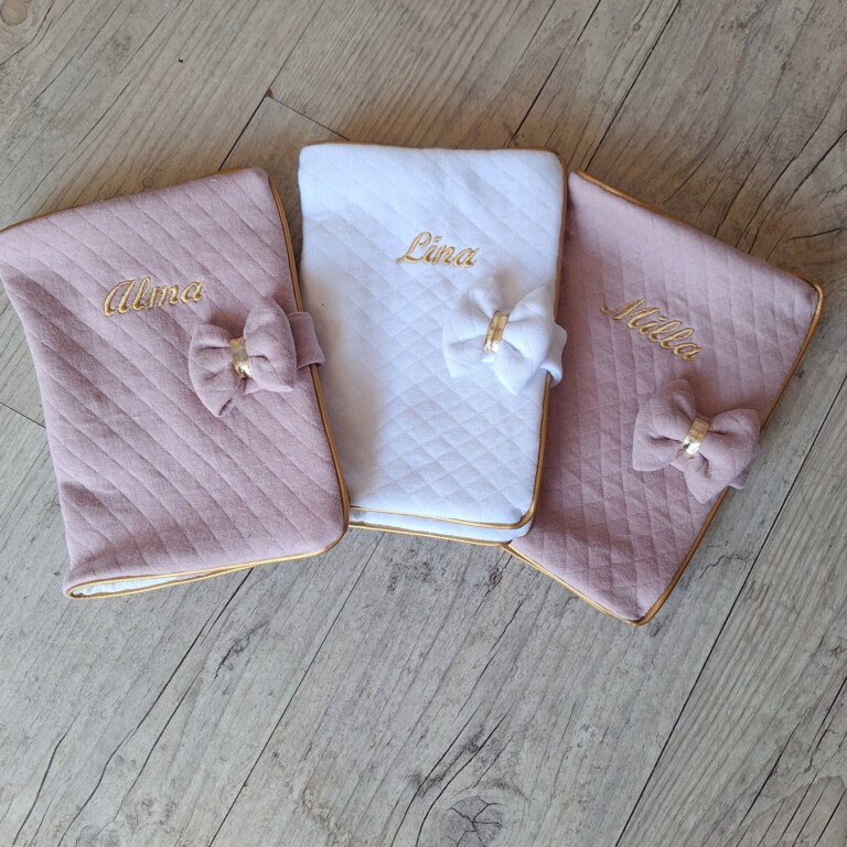 La Fabrique A DeDeuh - Protège carnet de santé personnalisé en tissu matelassé avec Prénom et/ou Date de naissance – Sans nœud / Juste le prénom
