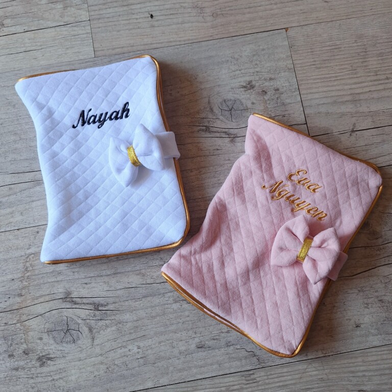 La Fabrique A DeDeuh - Protège carnet de santé personnalisé en tissu matelassé avec Prénom et/ou Date de naissance – Sans nœud / Juste le prénom
