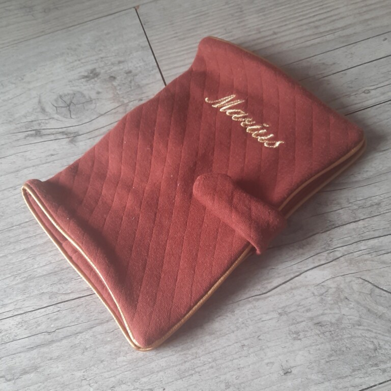 La Fabrique A DeDeuh - Protège carnet de santé personnalisé en tissu matelassé avec Prénom et/ou Date de naissance – Sans nœud / Juste le prénom