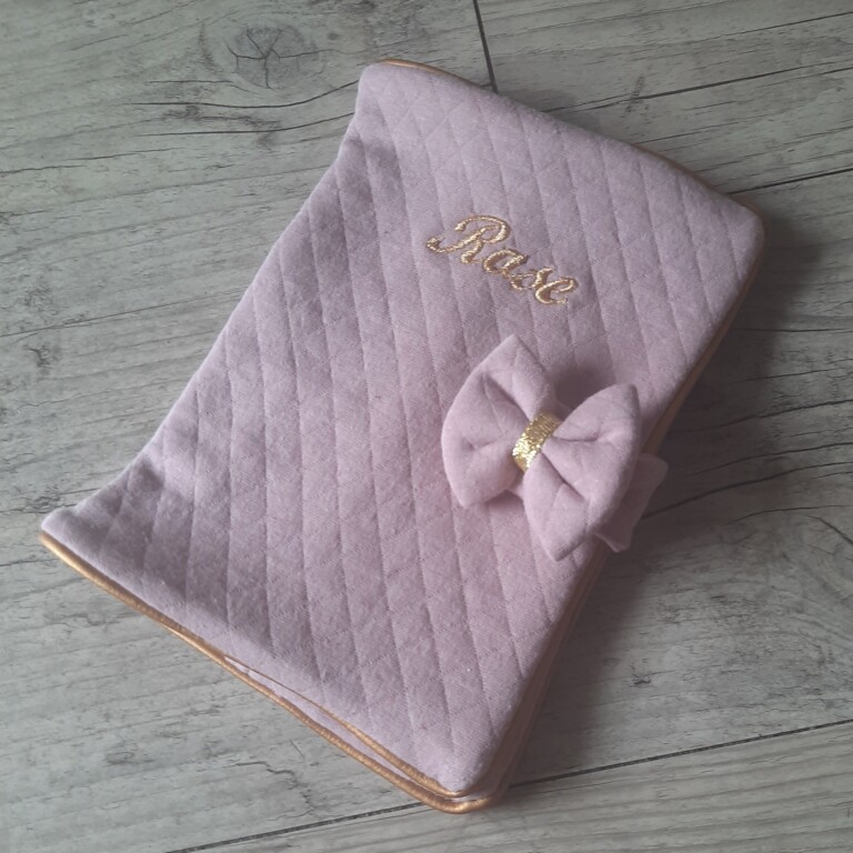 La Fabrique A DeDeuh - Protège carnet de santé personnalisé en tissu matelassé avec Prénom et/ou Date de naissance – Sans nœud / Juste le prénom
