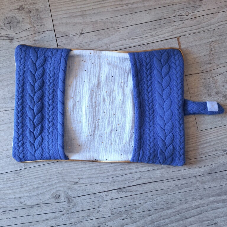La Fabrique A DeDeuh - Protège carnet de santé personnalisé en tissu matelassé torsadé avec Prénom et/ou Date de naissance – Sans nœud / Juste le prénom