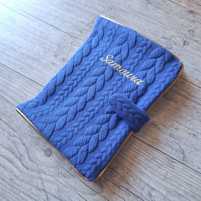 La Fabrique A DeDeuh - Protège carnet de santé personnalisé en tissu matelassé torsadé avec Prénom et/ou Date de naissance – Sans nœud / Juste le prénom