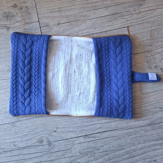 La Fabrique A DeDeuh - Protège carnet de santé personnalisé en tissu matelassé torsadé avec Prénom et/ou Date de naissance – Sans nœud / Juste le prénom