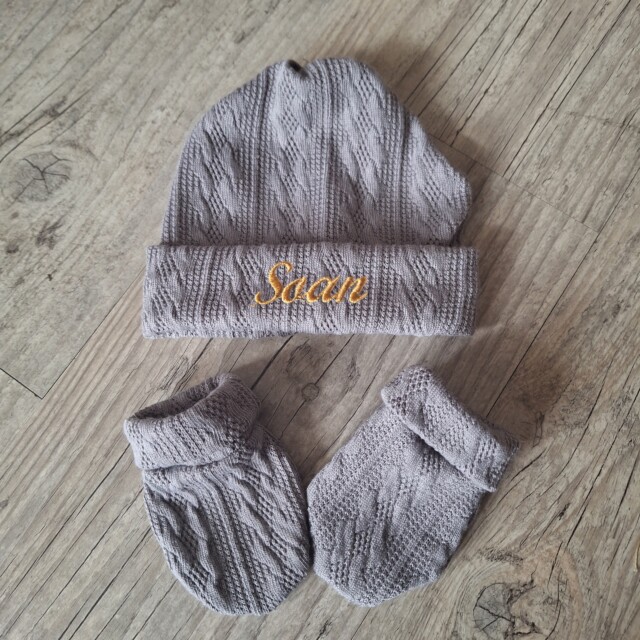 La Fabrique A DeDeuh - Ensemble Prénom Brodé en tissu maille de coton façon tricot jacquard bonnet + moufles + chaussons brodé assortis – Bonnet+moufles / 9.12 mois