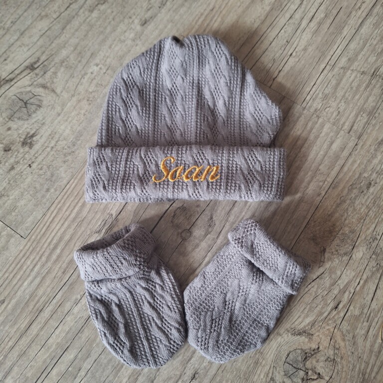 La Fabrique A DeDeuh - Ensemble Prénom Brodé en tissu maille de coton façon tricot jacquard bonnet + moufles + chaussons brodé assortis – Bonnet+moufles / 9.12 mois