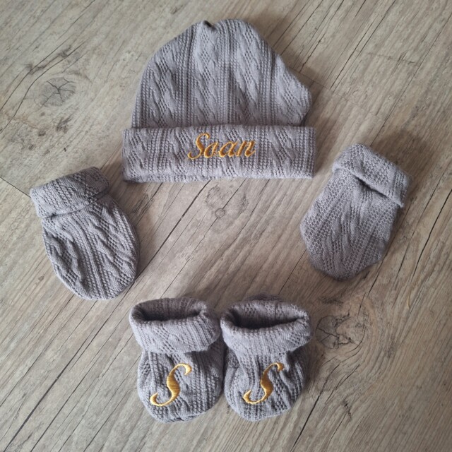 La Fabrique A DeDeuh - Ensemble Prénom Brodé en tissu maille de coton façon tricot jacquard bonnet + moufles + chaussons brodé assortis – Bonnet+moufles / 9.12 mois
