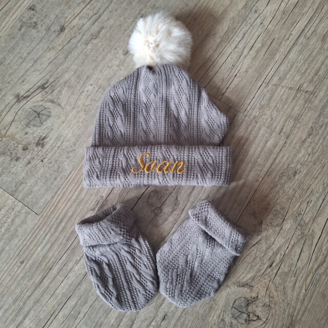 La Fabrique A DeDeuh - Ensemble Prénom Brodé en tissu maille de coton façon tricot jacquard bonnet Pompon + moufles + chaussons brodé assortis – Bonnet+moufles / 9.12 mois