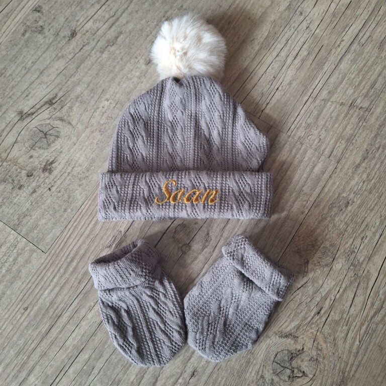 La Fabrique A DeDeuh - Ensemble Prénom Brodé en tissu maille de coton façon tricot jacquard bonnet Pompon + moufles + chaussons brodé assortis – Bonnet+moufles / 9.12 mois