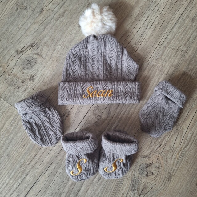 La Fabrique A DeDeuh - Ensemble Prénom Brodé en tissu maille de coton façon tricot jacquard bonnet Pompon + moufles + chaussons brodé assortis – Bonnet+moufles / 9.12 mois