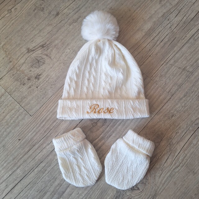 La Fabrique A DeDeuh - Ensemble Prénom Brodé en tissu maille de coton façon tricot jacquard bonnet Pompon + moufles + chaussons brodé assortis – Bonnet+moufles / 9.12 mois