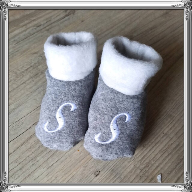 La Fabrique A DeDeuh - Chausson bébé mixte brodé personnalisé initiales en tissu Polaire alpine et finition fourrure - Oeko-Tex – 9.12 mois